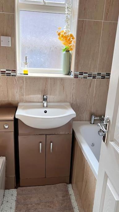 Cheerful 3 Bedroom Townhouse With Free Parking. Billericay Eksteriør billede