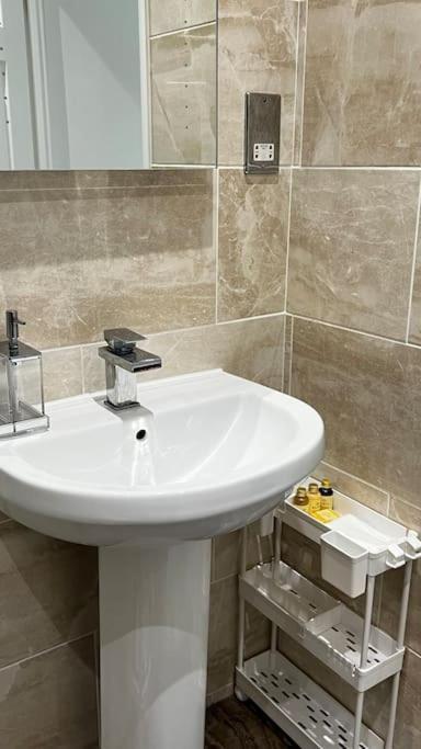 Cheerful 3 Bedroom Townhouse With Free Parking. Billericay Eksteriør billede