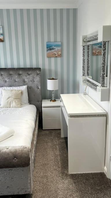 Cheerful 3 Bedroom Townhouse With Free Parking. Billericay Eksteriør billede